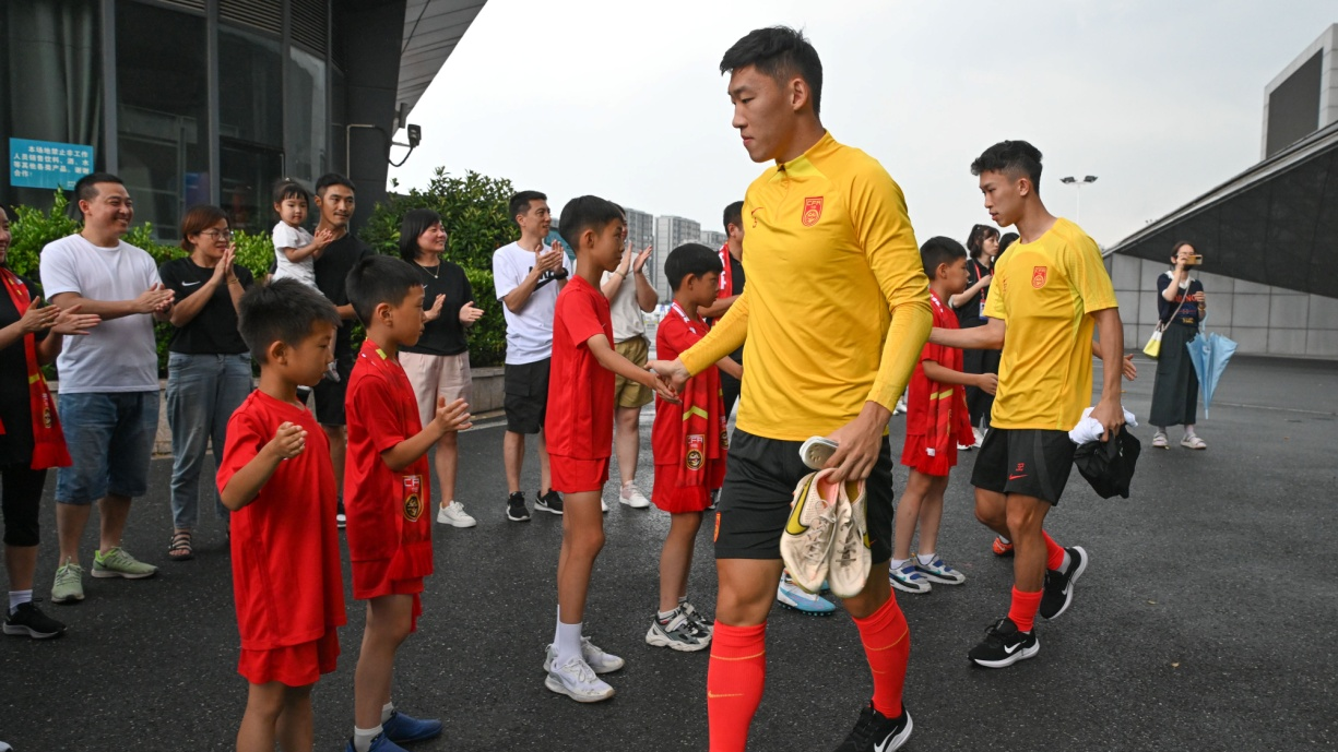 国家男足亚运队训练迎宾客 亚运临近 起步金华 期待收获“金色年华”
