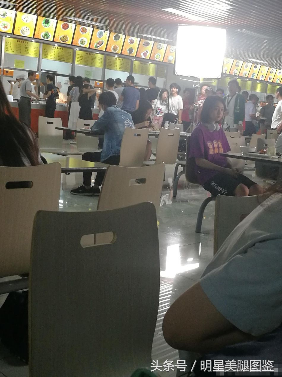 网友偶遇郑爽大学食堂拍戏,同学哪还有心思吃