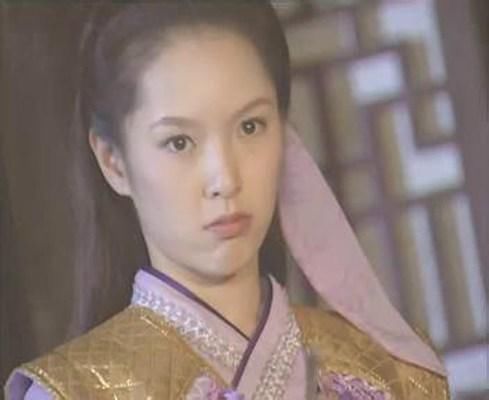 2001年天心搭档林志颖拍摄武侠电视剧《绝世双骄》并扮演侠女双双,次