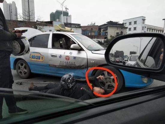 男子骑摩托车发生车祸骨折 躺地上淡定抽烟