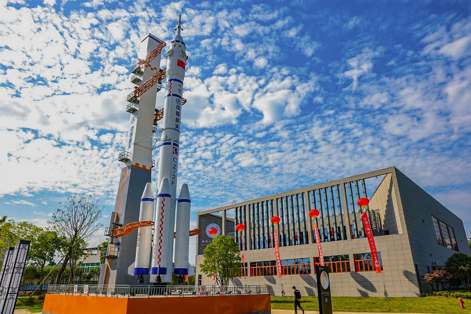我国成功发射世界首颗量子科学实验卫星“墨子号”和稀薄大气科学实验卫星----中国科学院微小卫星创新研究院