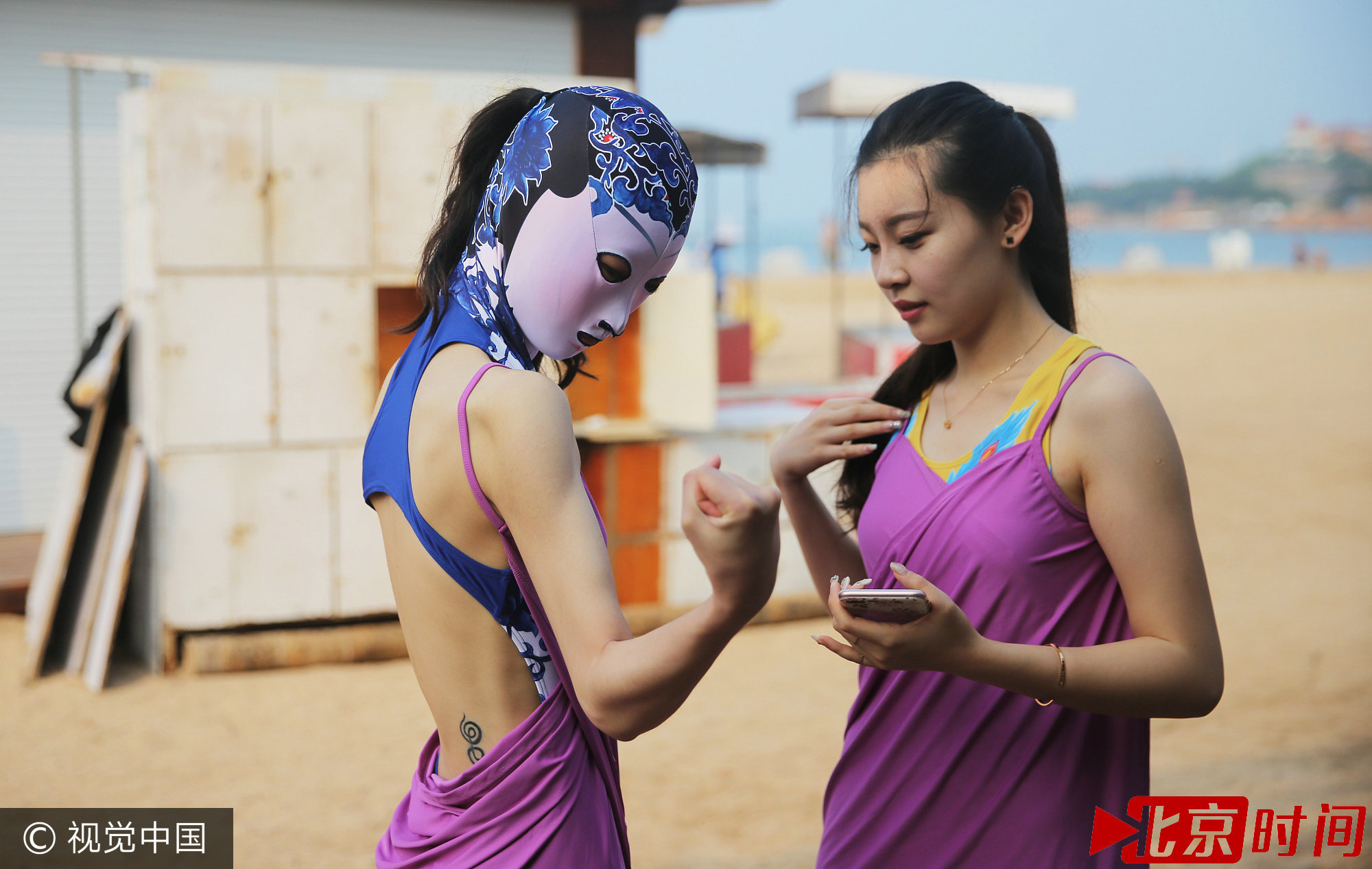 第七代脸基尼亮相 带有刺绣泳帽和青花瓷图案 第七代脸基尼亮相 带有刺绣泳帽和青花瓷图案