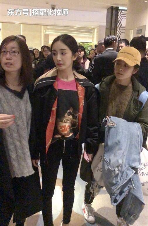 路人拍的杨幂,感觉好瘦,身高倒是挺高的!