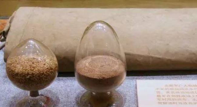 在远离家乡的朝鲜战场，中国人民志愿军在经过惨烈的战斗后，却经常陷入“无米之炊”的困境。而当时中国刚经历了战乱的洗礼，物资匮乏，前线上百万军人要吃饭，只能把小麦大豆和杂粮磨成粉，然后用油一炒，最后放些盐，做出一盆炒面。