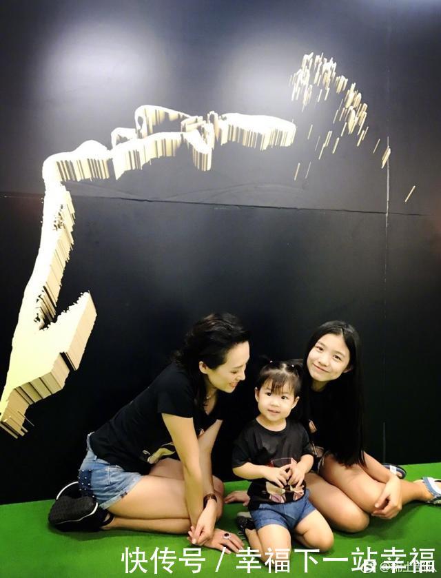 汪峰一家生活近照,醒醒长开了,土气女儿被章子