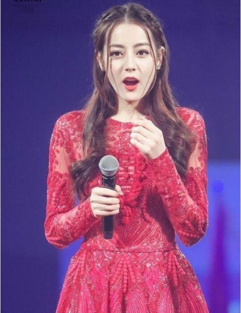 女星撞衫同样穿蕾丝红裙,杨颖和迪丽热巴,谁妩