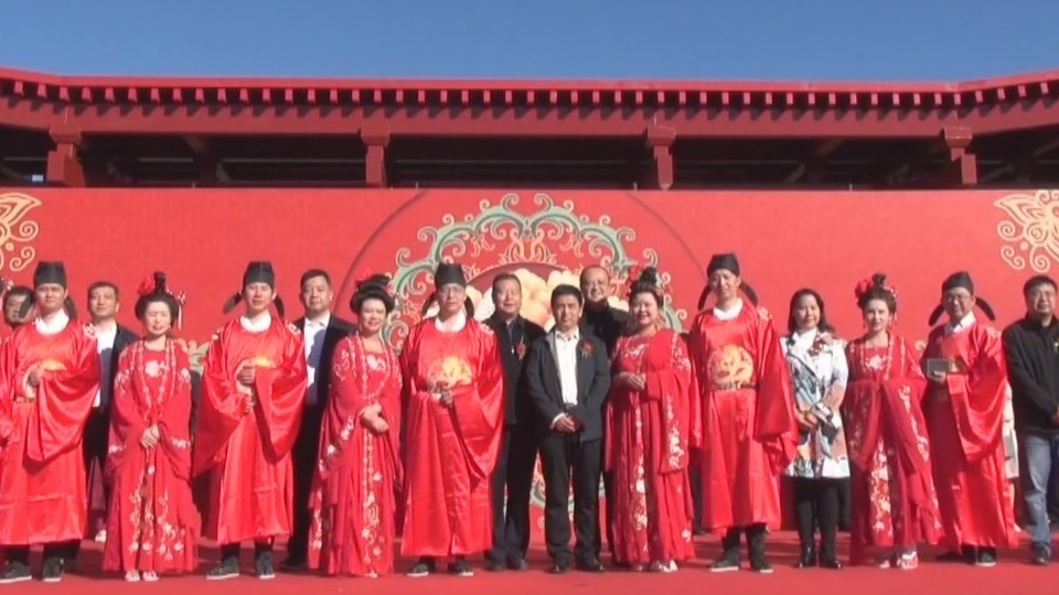 我们结婚啦！新人身着唐制婚服《传承爱》“ 盛世花开”集体婚礼举行