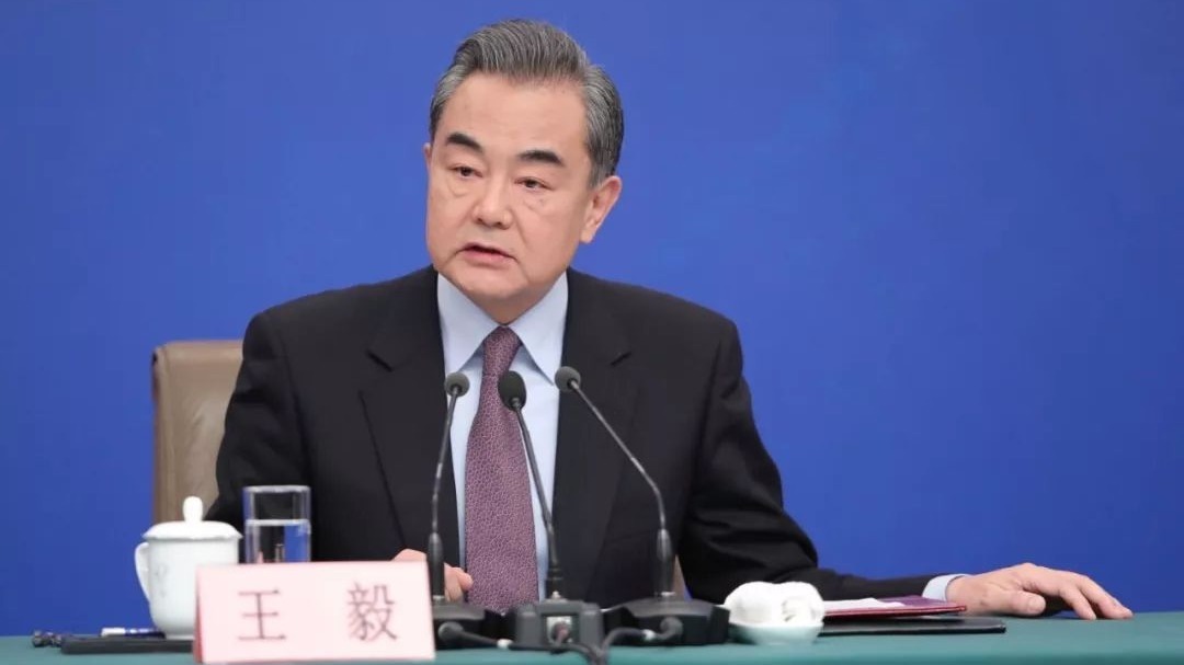王毅外长记者会肢体语言丰富 2次握拳回应这些问题