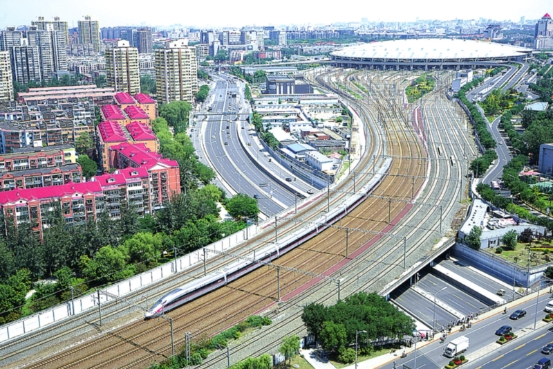 昨日11时05分,中国标准动车组"复兴号"在京沪高铁两端的北京南站和