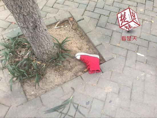 女子身亡鞋都掉了一只图片