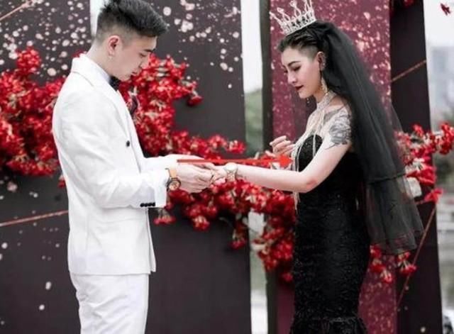 满身纹身,穿黑色婚纱结婚的抖音新娘,如今真