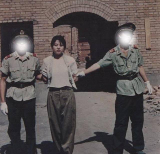 让人泪目的女犯人: 22岁就被枪决, 人们对其评