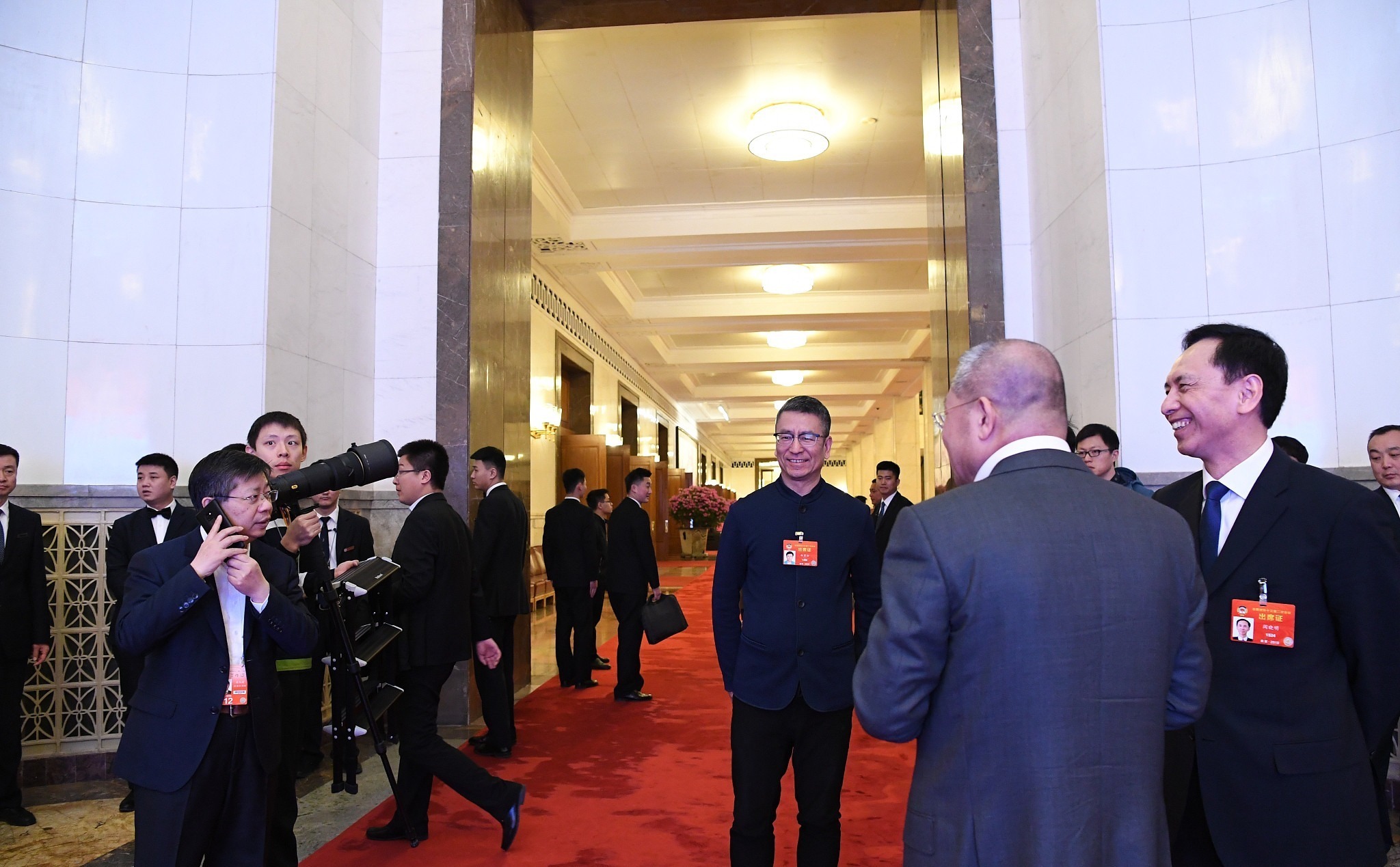 全国政协十三届二次会议闭幕 政协委员离场