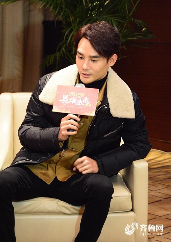 王凯现身济南帅气"撩妹" 鹿眼低音炮全程放电