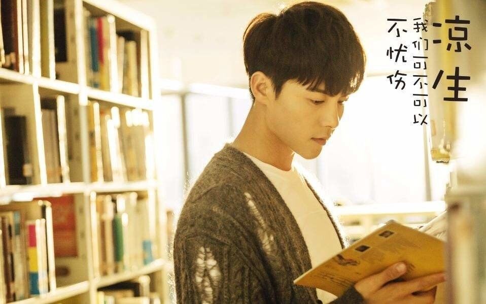 马天宇游乐场里量身高,真实身高终于要曝光了