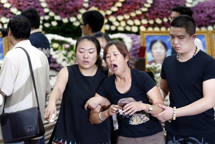 走入灵堂一看到亲人遗照，家属们压抑多时的情绪，终于全部发泄，顿时间哭天喊地，质问老天为何这样残忍，竟然夺走至亲家人，旁人闻之令人鼻酸。
