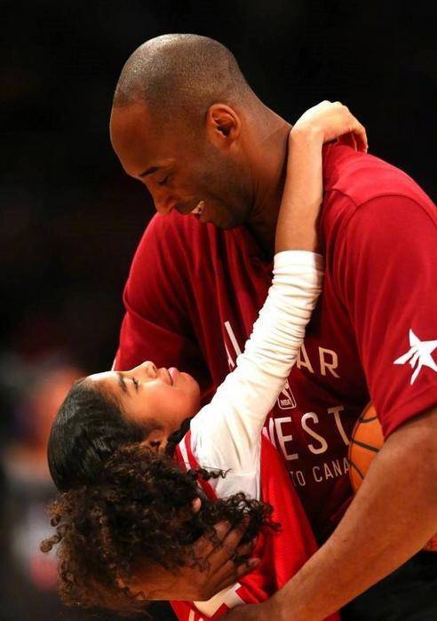 科比去世妻子首发文!社交软件头像换成丈夫与二女儿(图4) 科比去世妻子首发文!社交软件头像换成丈夫与二女儿(图4)