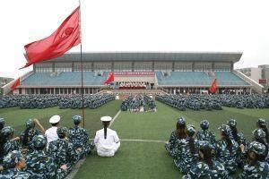 如果有能力机会还是报考士官学校吧,这样含金