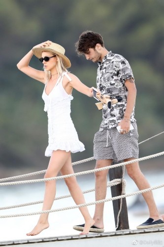 组图:女星妮可拉·佩尔茨与小5岁男友出街秀恩爱