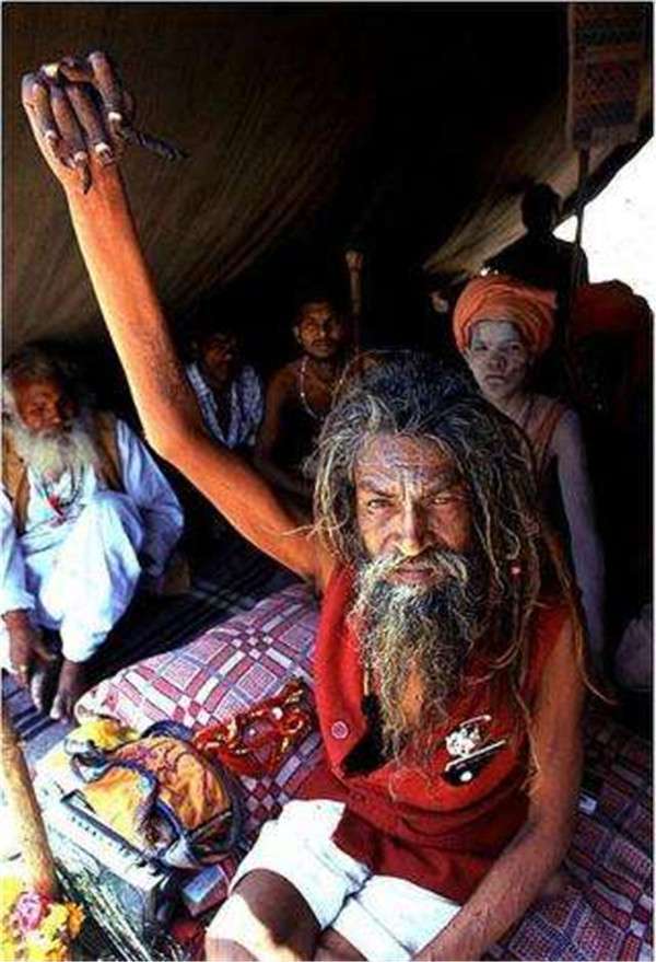 印度老人高举手臂45年,知道背后的原因后,人们