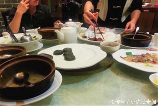 服务员偷偷将剩菜给客人吃,老板夸奖了她,却毅