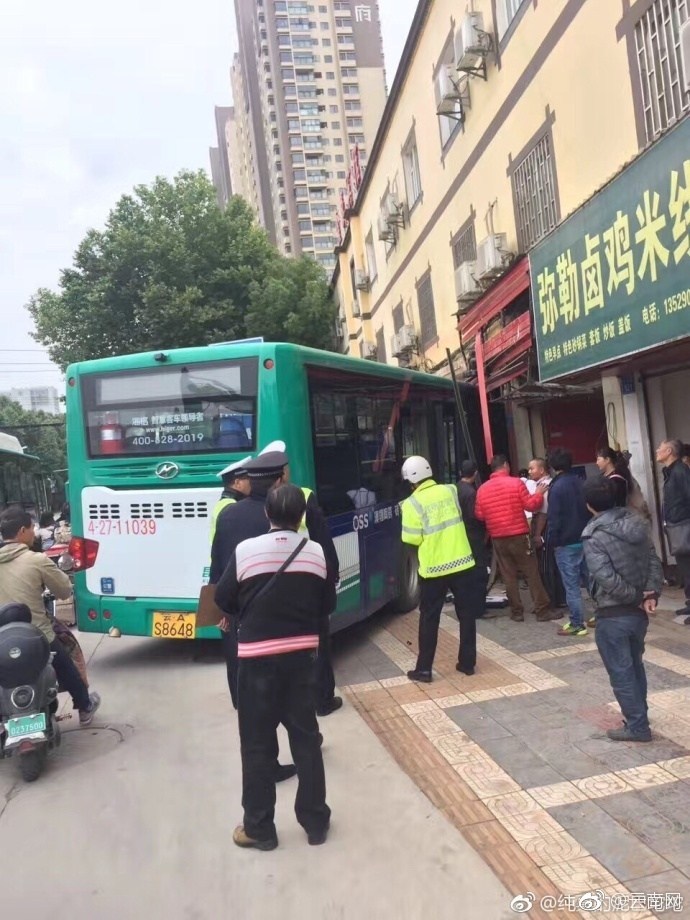 目击者表示，公交车上有8-10人受伤，也已送往医院救治，公交车上还能看到有残留的血迹。