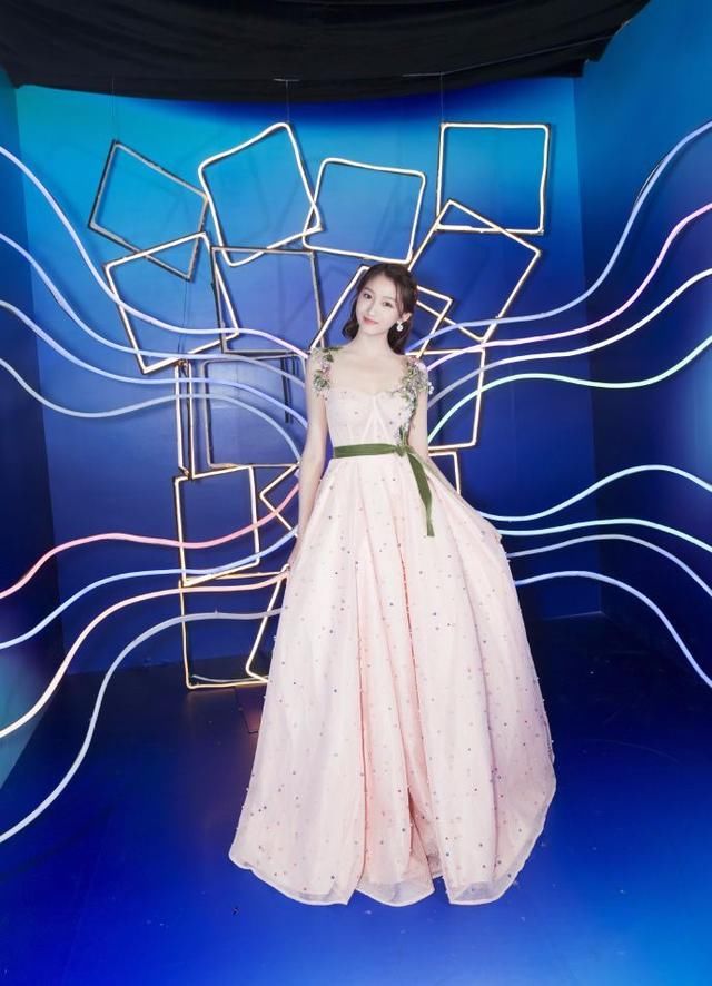 关晓彤罕见穿露肩装,为自己加分,整个人充满了