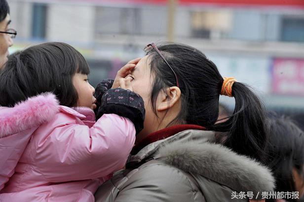 一组老照片,看爸妈背上的春运 "回家"的份量,当年我们不懂!