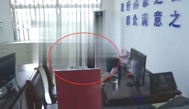 当天辞退!上班时间听歌不理人,活该你丢饭碗