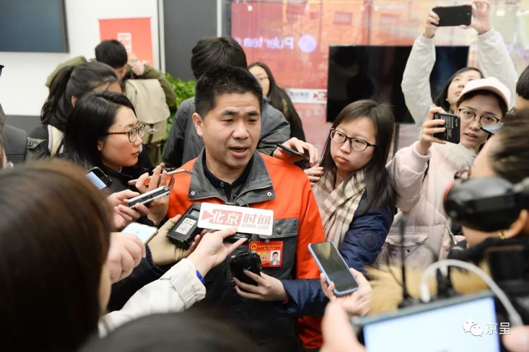 寒风刺骨挡不住，人大代表报到来