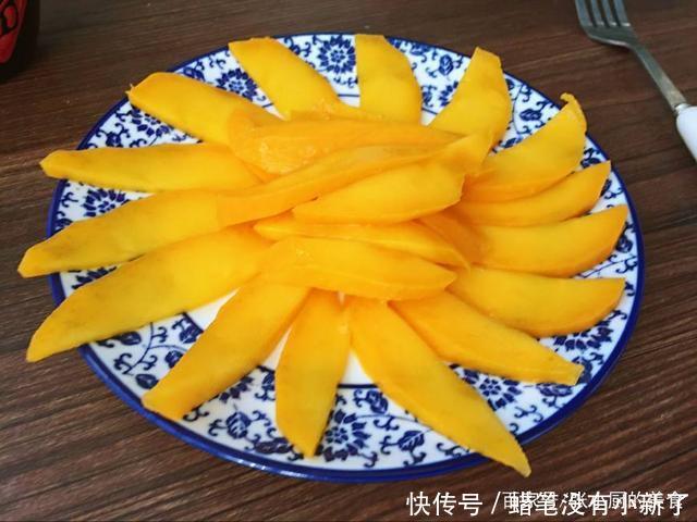 芒果这种剥法还是第一次见,不用刀,不浪费果肉