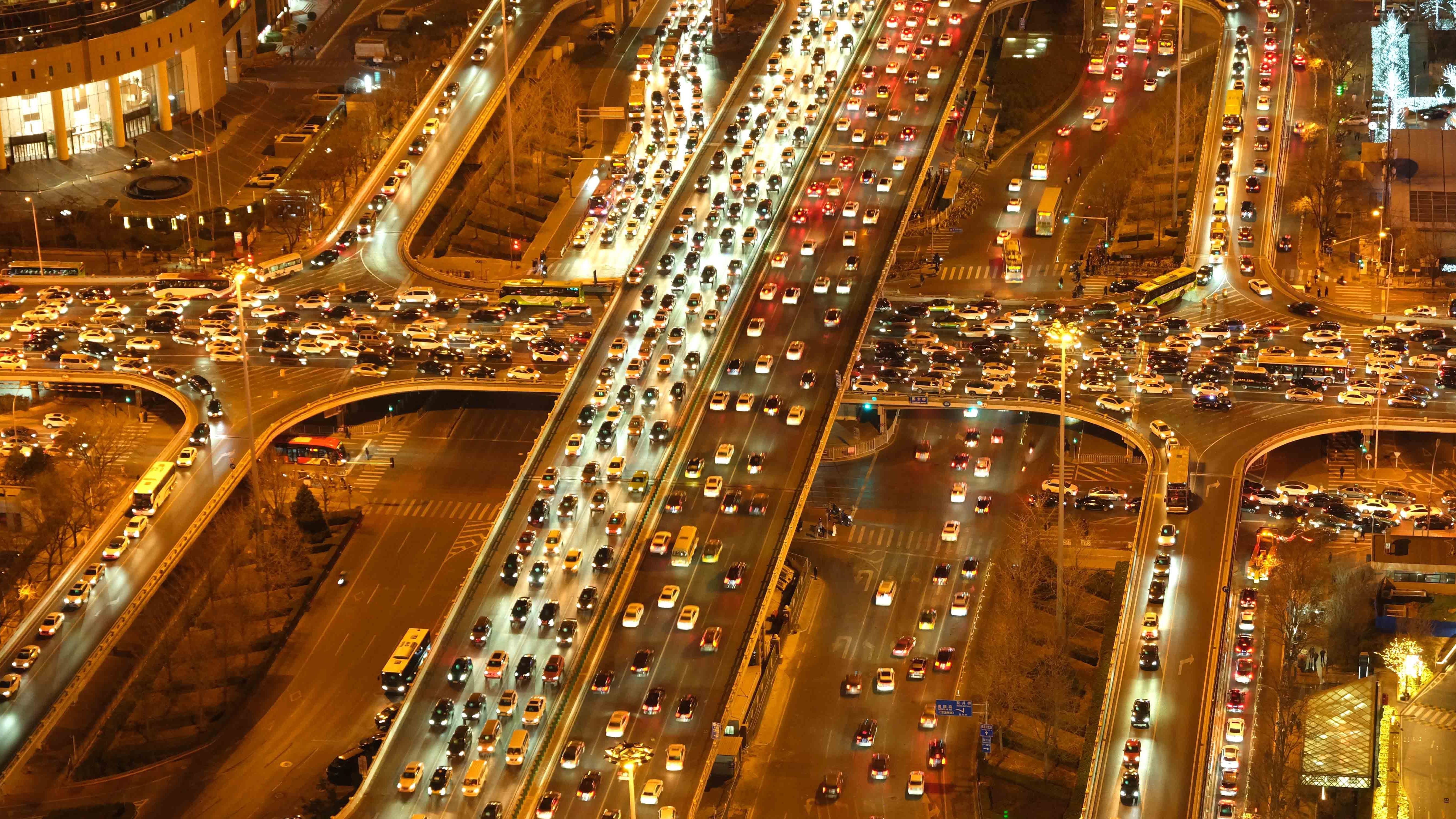 北京国贸桥晚高峰夜景 繁忙景象重现