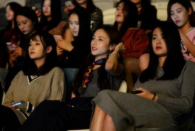 越南女孩大量来中国工作,每天早出晚归做这种