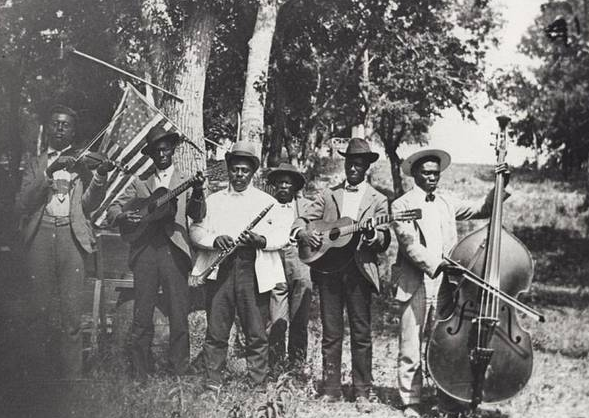 近日，网上一组图片揭露了美国南北战争后美国非裔奴隶名存实亡的“自由”生活。虽然美国法律终结了美国奴隶制度，但非裔美国人的奴役生活却并无多大的改变。