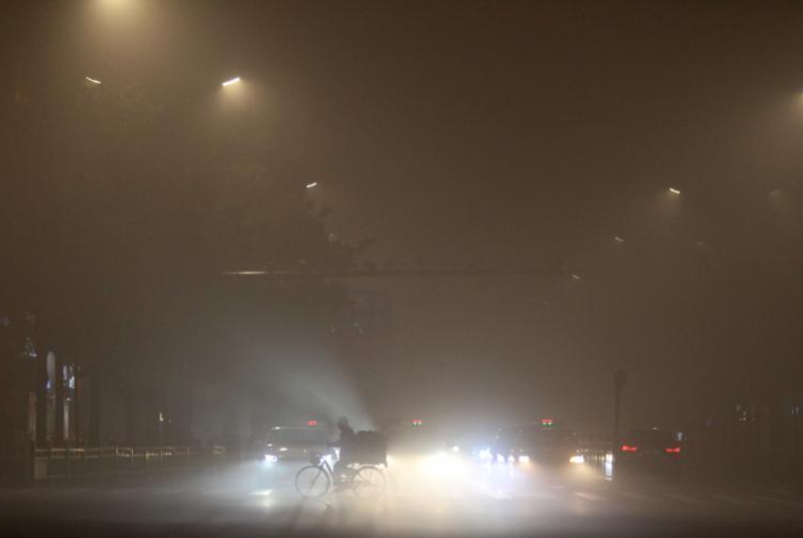 重度雾霾，严重影响民众出行。