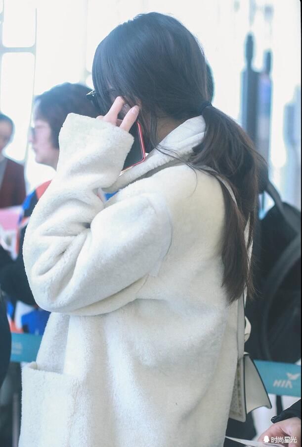 迪丽热巴毛绒外套搭T恤,这么穿很高明!网友:该