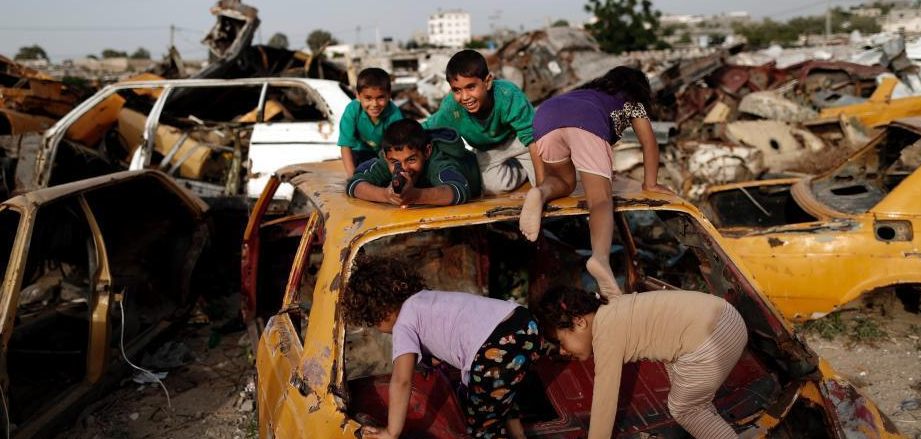 加沙地区战争废墟成巴勒斯坦儿童“游乐场”