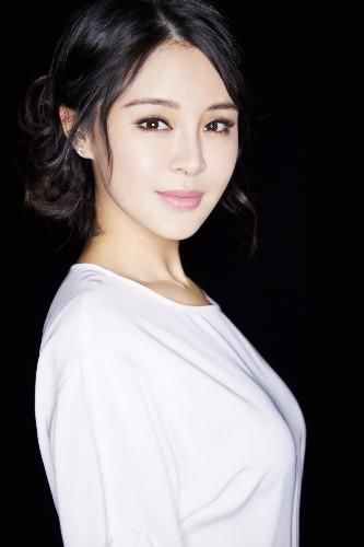 不仅如此,关悦还是一名女强人,2015年,关悦就创办了佟悦名新文化传媒