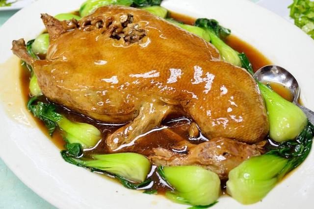 宫廷名菜"八宝鸭"究竟该怎么做呢?