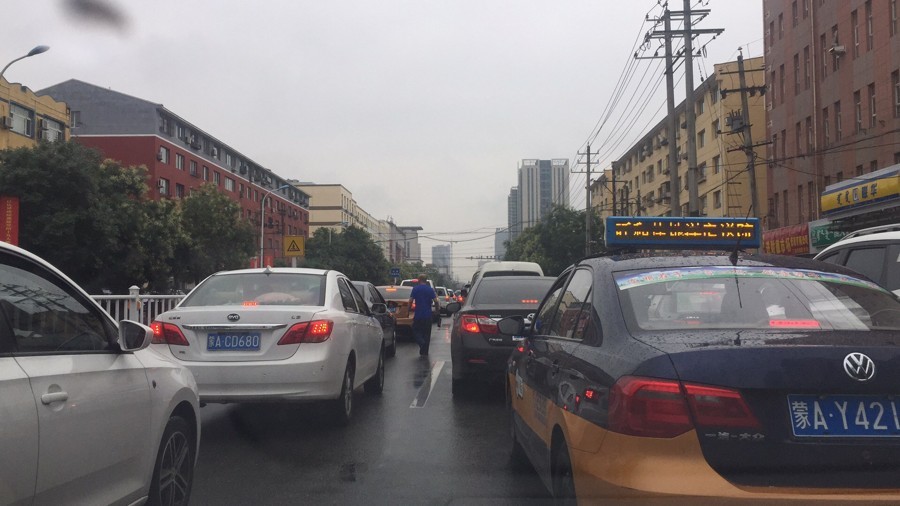性降雨,降雨造成道路湿滑,部分路段出现积水,对于早高峰交通影响较大