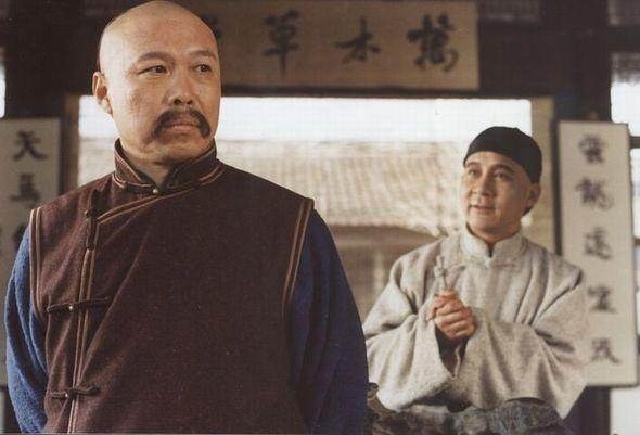 《走向共和》里,在海外的康有为将一面写有"奉衣带诏"的黄色小旗供在