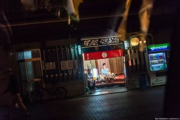 房间的正中端庄的坐着一个年轻的女孩子。女孩子的旁边坐着一个上年纪的大婶在招呼客人。