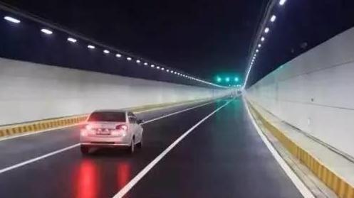 公路上黄线和白线有什么区别?看完你就全懂了