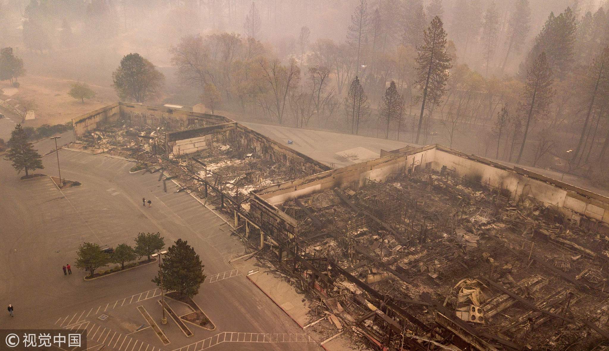 当地时间2018年11月15日，美国加州天堂，航拍山火摧毁的社区景观。