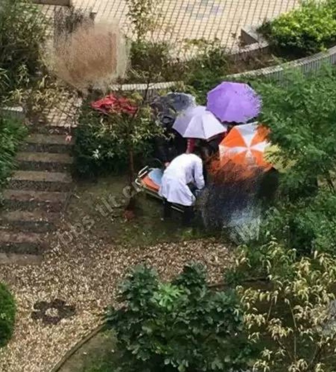 泰州二附中一名初一男生从学校五楼坠下 正在医院抢救