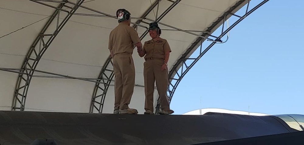 相对F-22，F-35战斗机的涂层也比较脆弱，同样的宣誓仪式，在F-35战机上进行时，两人都穿上特殊的鞋套