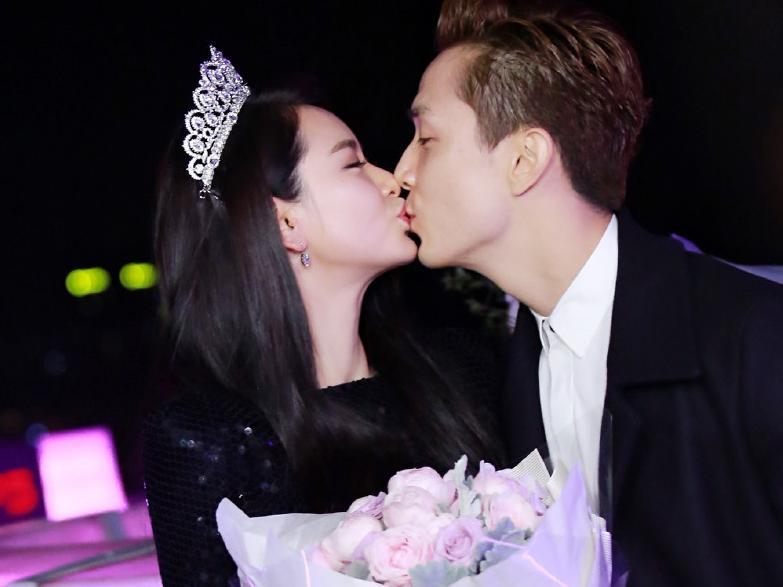 李承铉街头卖花lucky躲到李承铉的怀里,李承炫铉这个举动非常的暖心