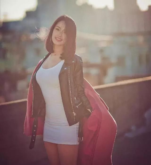 街拍:紧身的连体包臀裙,小姐姐黑色蕾丝简单又