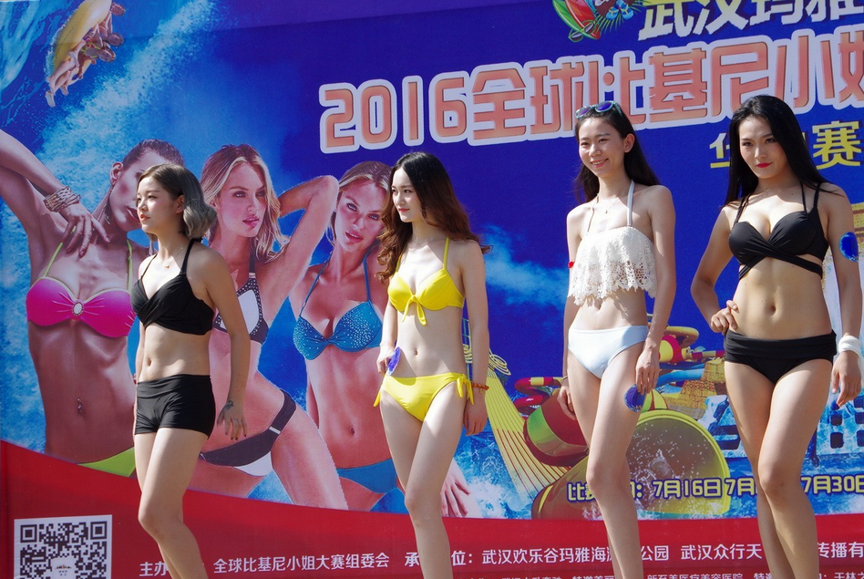 图为参赛选手台上展示。