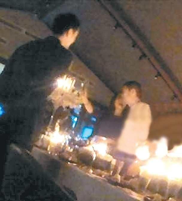 王菲参加友人生日宴,碰到李亚鹏带新女友出席